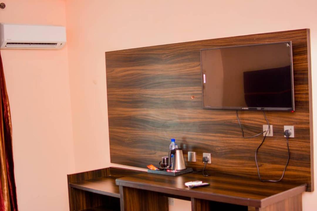 Wetland Hotel Ughelli Екстериор снимка
